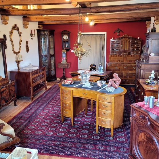 Bild enthält, Indoors, Interior Design, Home Decor, Furniture, Living Room, Cabinet, Wood, Person, Rug, Table