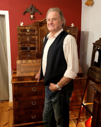 Bild enthält, Wood, Vest, Cabinet, Furniture, Hardwood, Pants, Adult, Male, Man, Person