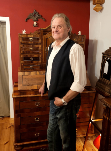 Bild enthält, Wood, Vest, Cabinet, Furniture, Hardwood, Pants, Adult, Male, Man, Person