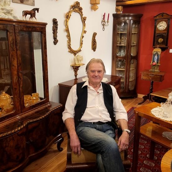 Bild enthält, Person, Sitting, Adult, Male, Man, Pants, Jeans, Furniture, Wood, Cabinet