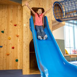 Bild enthält, Child, Female, Girl, Person, Play Area, Indoors, Slide, Sliding, Wood, Shoe
