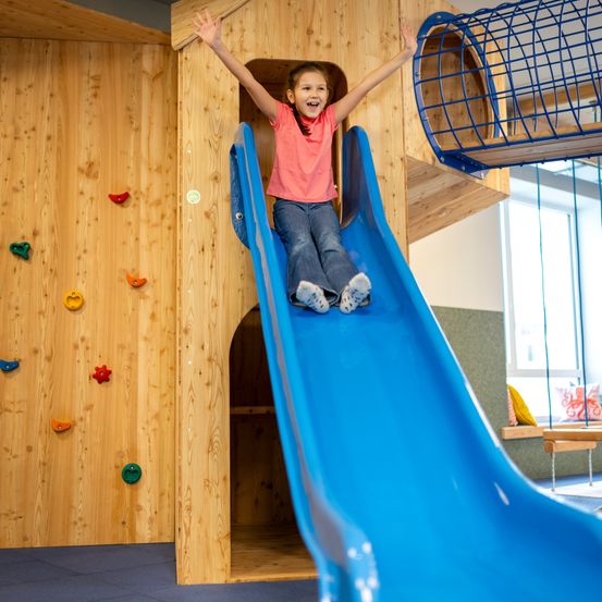 Bild enthält, Child, Female, Girl, Person, Play Area, Indoors, Slide, Sliding, Wood, Shoe