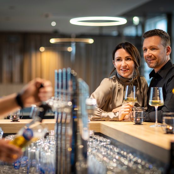 Bild enthält, Adult, Female, Person, Woman, Male, Man, Face, Head, Beer, Beverage