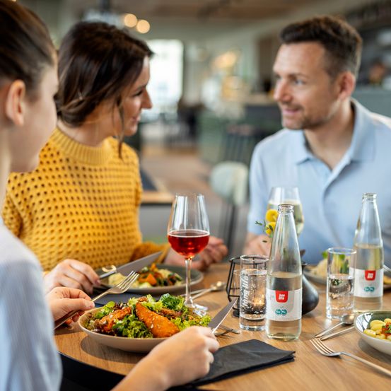 Bild enthält, Adult, Female, Person, Woman, Dating, Romantic, Male, Man, Brunch, Face