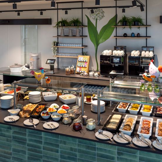 Bild enthält, Cafeteria, Indoors, Restaurant, Food, Meal, Architecture, Building, Brunch, Buffet, Plant