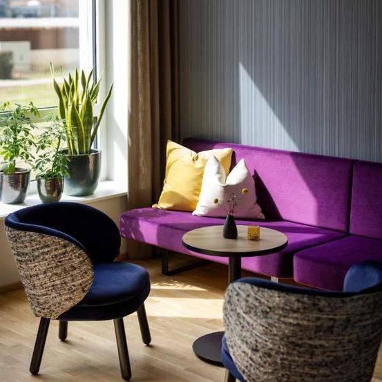 Bild enthält, Plant, Furniture, Coffee Table, Table, Home Decor, Chair, Couch, Indoors, Lounge, Interior Design