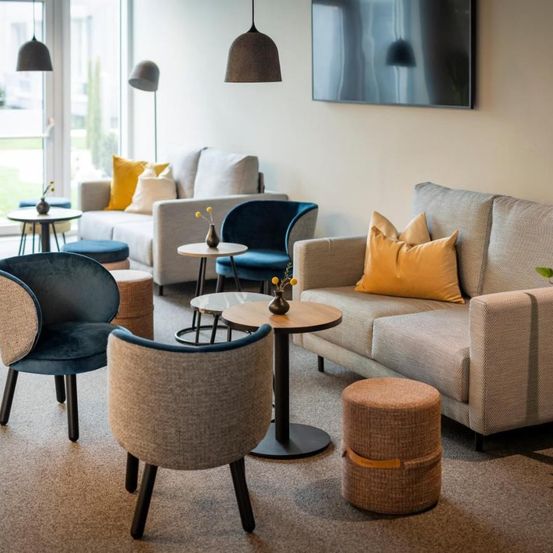 Bild enthält, Home Decor, Furniture, Indoors, Building, Lounge, Chair, Table, Plant, Couch, Foyer