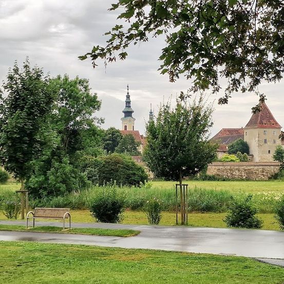 Bild enthält, Building, Spire, Tower, Bench, Furniture, Clock Tower, Outdoors, Grass, Plant, Nature