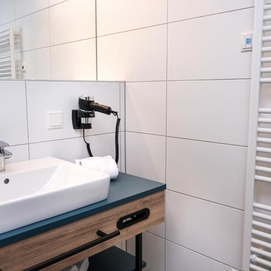 Bild enthält, Basin, Sink, Sink Faucet, Electrical Device, Switch