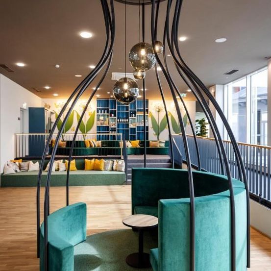 Bild enthält, Indoors, Architecture, Building, Foyer, Furniture, Lounge