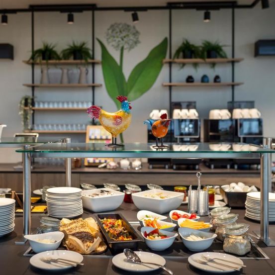 Bild enthält, Brunch, Food, Cafeteria, Indoors, Restaurant, Meal, Chicken, Poultry, Salad, Plant