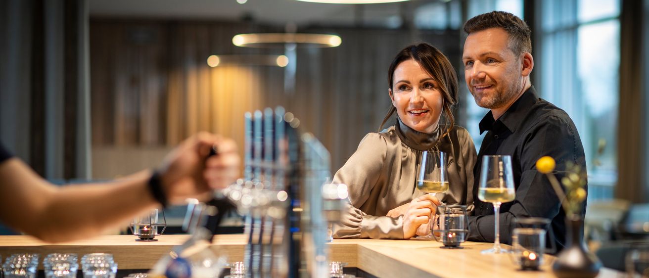 Bild enthält, Adult, Female, Person, Woman, Male, Man, Face, Head, Beer, Beverage