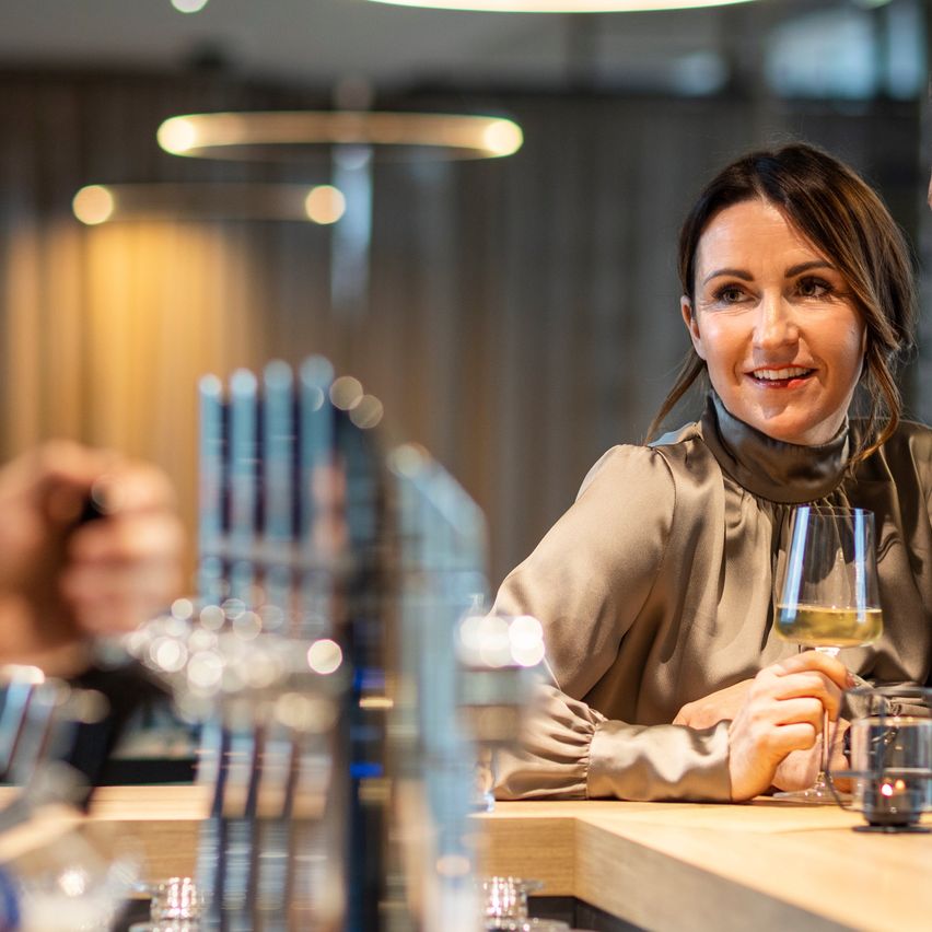 Bild enthält, Adult, Female, Person, Woman, Male, Man, Face, Head, Beer, Beverage