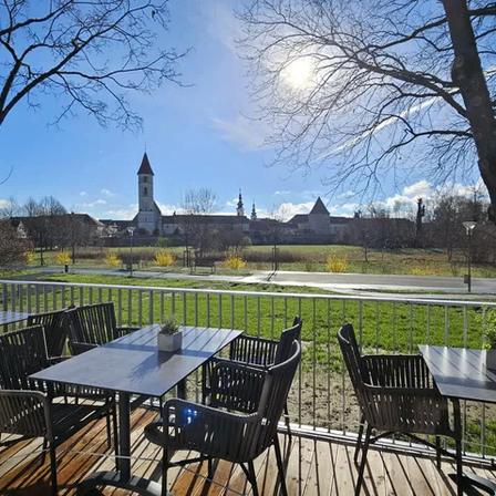 Bild enthält, Nature, Outdoors, Scenery, Grass, Park, Plant, Chair, Furniture, Housing, House