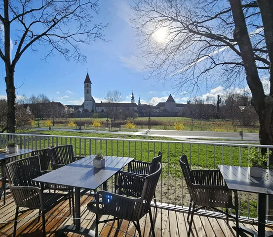 Bild enthält, Nature, Outdoors, Scenery, Grass, Park, Plant, Chair, Furniture, Housing, House