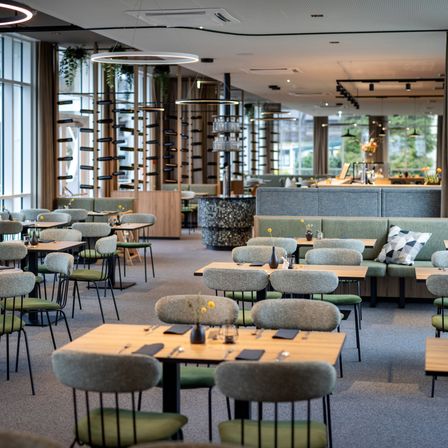 Bild enthält, Indoors, Restaurant, Cafeteria, Architecture, Building, Furniture, Lounge, Chair