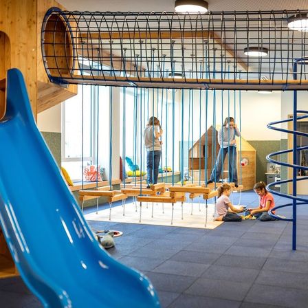 Bild enthält, Play Area, Indoors, Person