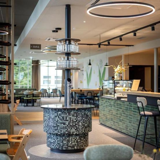 Bild enthält, Indoors, Cafeteria, Restaurant, Furniture, Table, Interior Design, Building, Foyer, Chair, Lounge