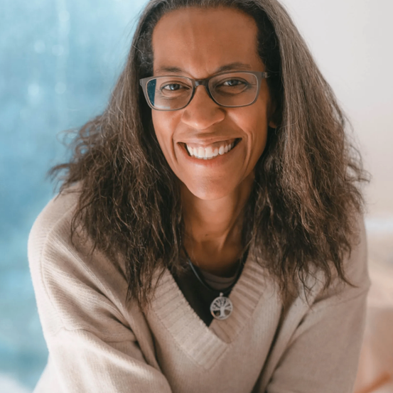 Bild enthält, Face, Happy, Head, Person, Smile, Adult, Female, Woman, Glasses, Necklace