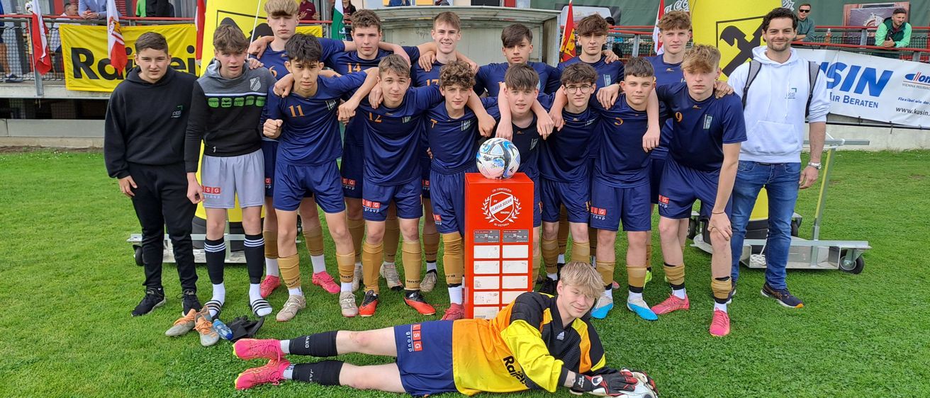 Bild enthält, People, Person, Soccer Ball, Adult, Male, Man, Team, Shoe, Volleyball (Ball), Shorts