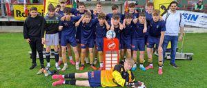 Bild enthält, People, Person, Soccer Ball, Adult, Male, Man, Team, Shoe, Volleyball (Ball), Shorts