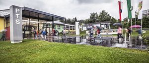 Bild enthält, Bus Stop, Outdoors, Person, Architecture, Building, Airport, Shoe, Bench, Grass, Handbag