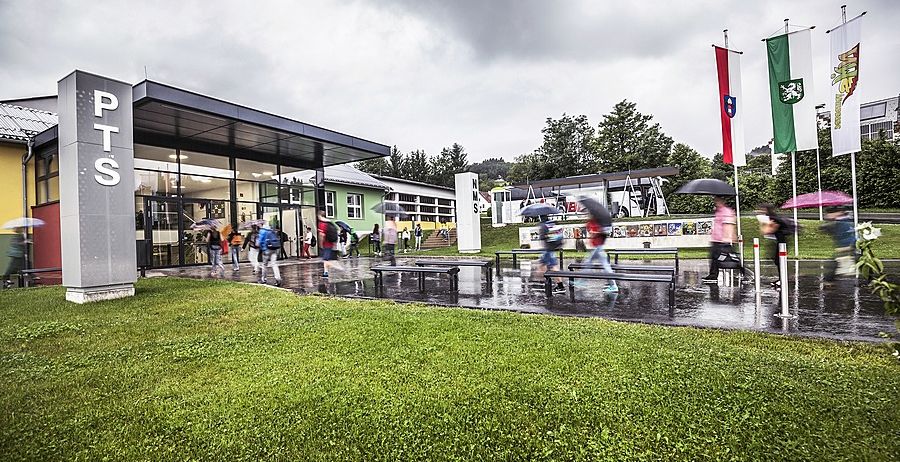 Bild enthält, Bus Stop, Outdoors, Person, Architecture, Building, Airport, Shoe, Bench, Grass, Handbag