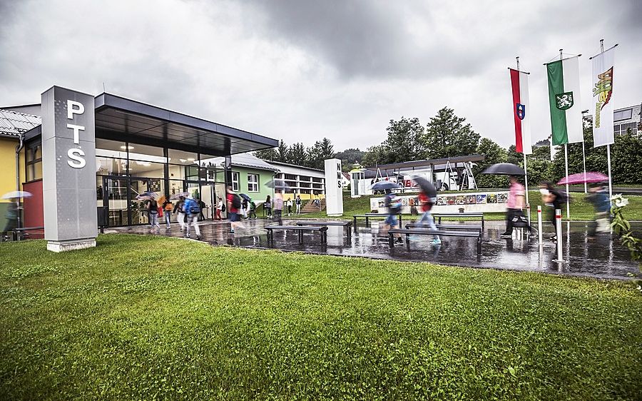 Bild enthält, Bus Stop, Outdoors, Person, Architecture, Building, Airport, Shoe, Bench, Grass, Handbag