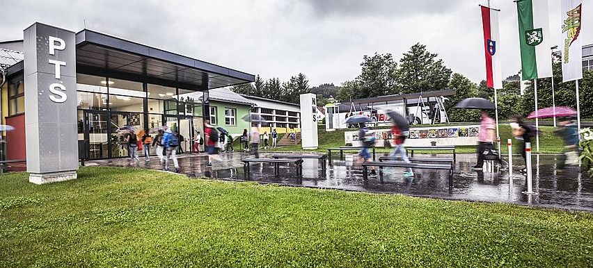 Bild enthält, Person, Shopping Mall, Flag, Airport, Bench, Handbag, Outdoors, Terminal, Shoe, Vehicle