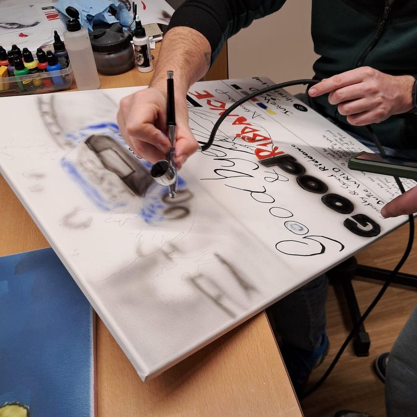 Bild enthält, Adult, Male, Man, Person, Boy, Child, Furniture, Table, Text