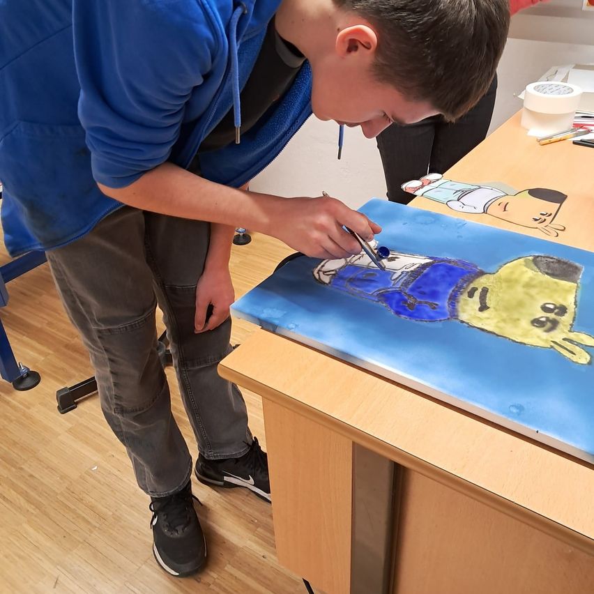 Bild enthält, Person, Furniture, Table, Desk, Student, Woodworking