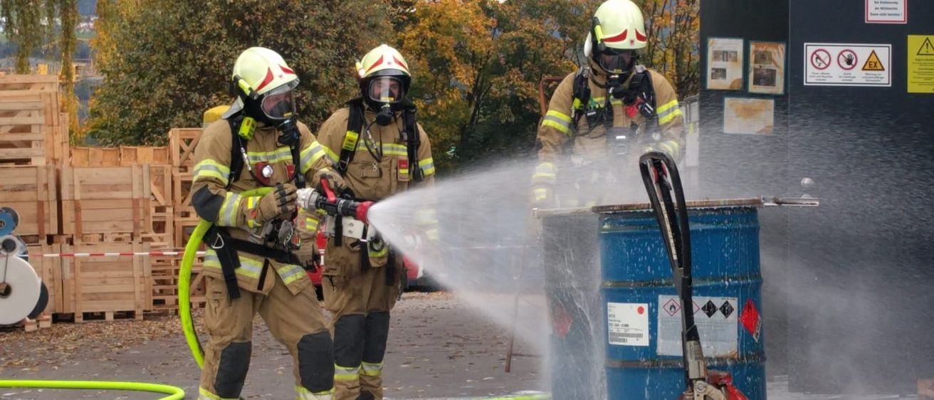 Bild enthält, Person, Adult, Male, Man, Helmet, Machine, Wheel, E-scooter, Fire, Extinguishing Fire