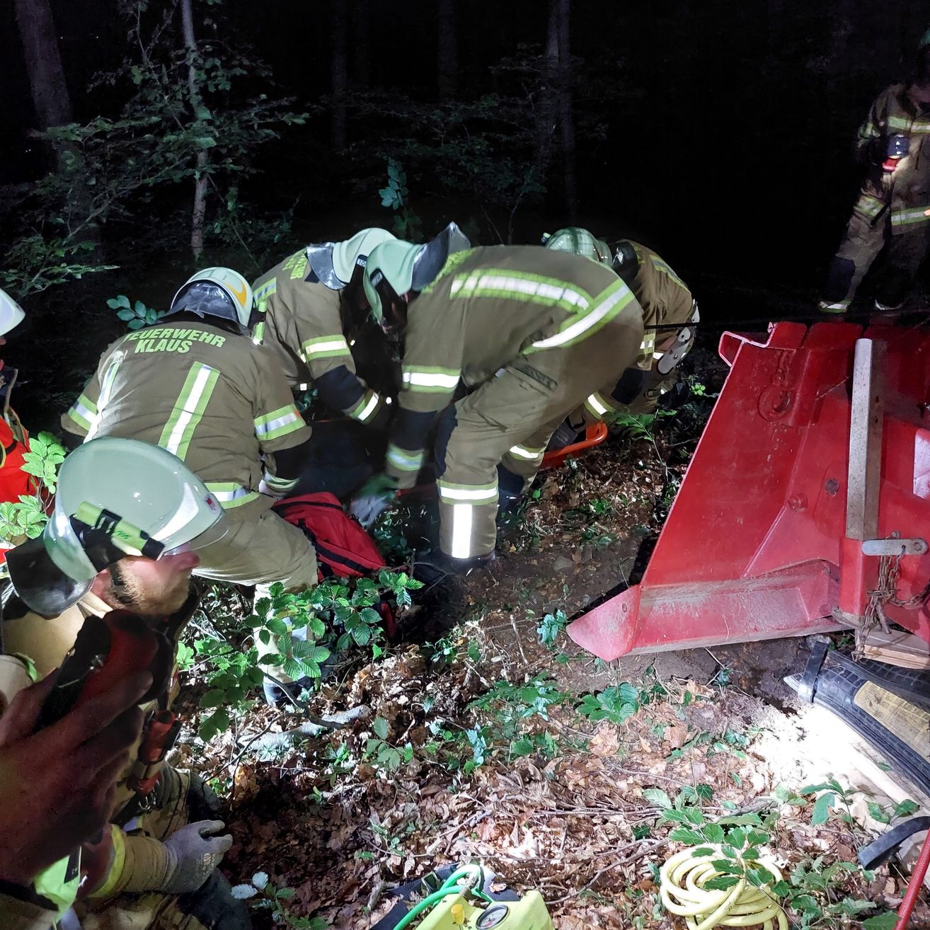 Bild enthält, Hardhat, Helmet, Person, Adult, Male, Man, Baby, Vegetation, Rescue, Worker