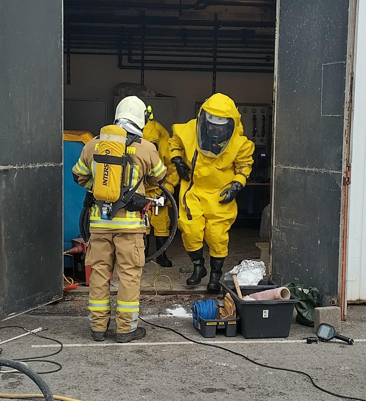 Bild enthält, Clothing, Glove, Person, Worker, Helmet, Adult, Male, Man