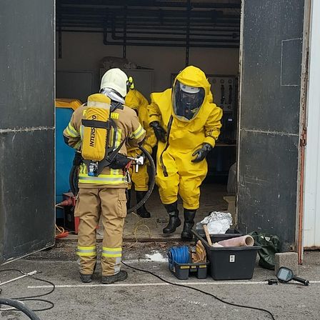 Bild enthält, Clothing, Glove, Person, Worker, Helmet, Adult, Male, Man