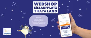 Eine Werbung zeigt einen Pinguin auf Schlittschuhen mit einer Sprechblase. Es steht: 'Schließlich ist es soweit: Der Eislaufplatz Thayland hat einen eigenen Webshop!' Eine Hand hält ein Telefon, das eine Webseite anzeigt.