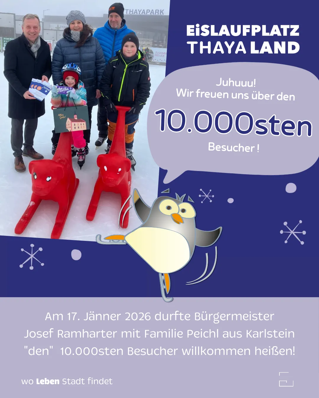Eine Familie posiert für ein Bild an einem verschneiten Tag. Ein Pinguin-Maskottchen begrüßt den 10.000sten Besucher. Bürgermeister Josef Ramharter und Familie sind zu sehen, wie sie den Besucher willkommen heißen.