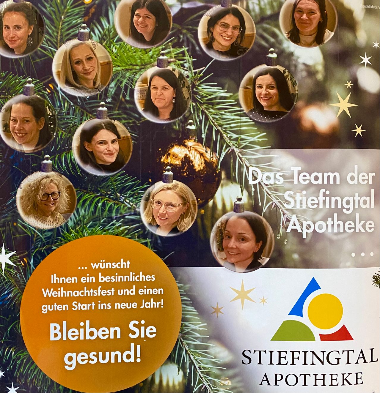 Eine Collage aus Fotos zeigt die lächelnden Gesichter mehrerer Frauen vor einem Weihnachtsbaum. Darunter steht: '...wünscht Ihnen ein besinnliches Weihnachtsfest und einen guten Start ins neue Jahr! Bleiben Sie gesund!' mit einem Logo für 'Stiefingtal Apotheke'.
