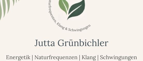 Ein Bild mit einem grünen Blattlogo und dem Namen Jutta Grünbichler. Unter dem Namen steht 'Naturfrequenzen, Klang und Schwingung.' Das Bild hat einen weißen Hintergrund.