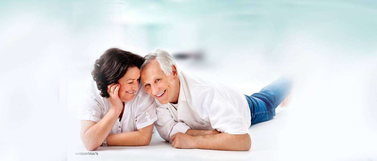 Bild enthält, Head, Person, Face, Adult, Male, Man, Female, Woman, Sock, Pain