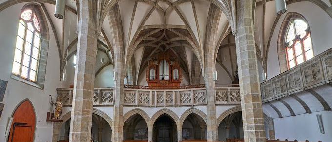 Bild enthält, Indoors, Architecture, Building, Prayer, Chapel, Church, Person