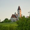 Bild enthält, Monastery, Grass, Spire, Clock Tower, Outdoors, Gothic Arch, Lawn, Housing, Nature, Countryside