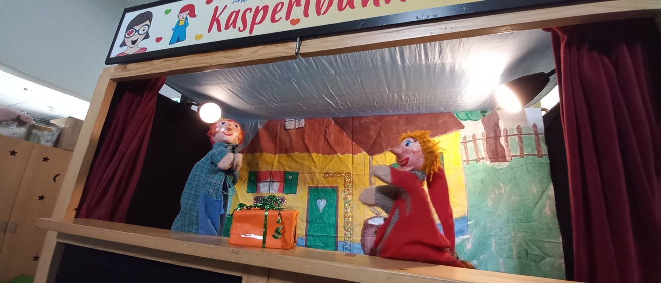 Bild enthält, Handbag, Person, Photography, Portrait, Play Area, Indoors, Interior Design, Adult, Male, Man