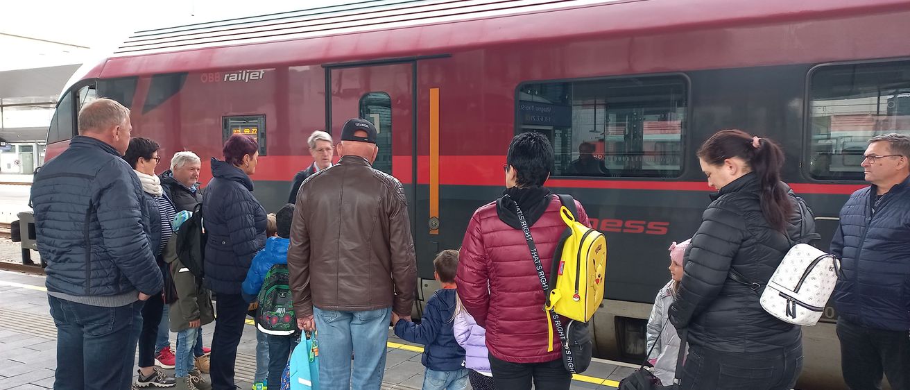Bild enthält, Shoe, Adult, Female, Person, Woman, Handbag, Male, Man, Hat, Boarding