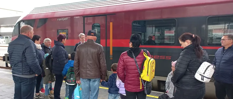 Shoe, Adult, Female, Person, Woman, Handbag, Male, Man, Hat, Boarding