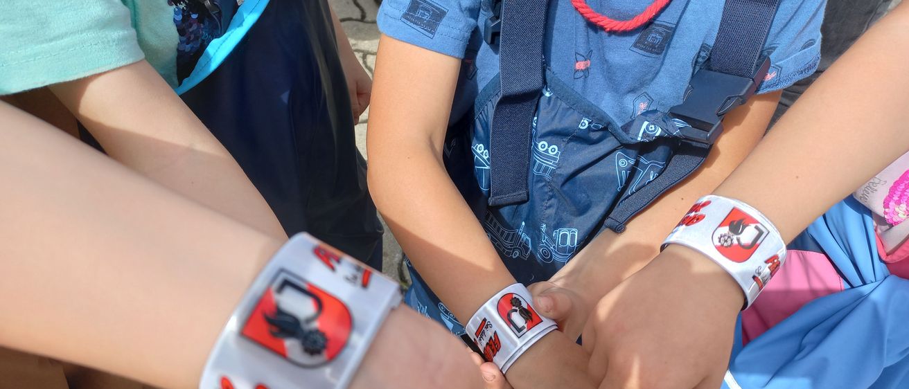 Bild enthält, Hand, Person, Shoe, Boy, Child, Male, Finger, Necklace, Baby, Bracelet