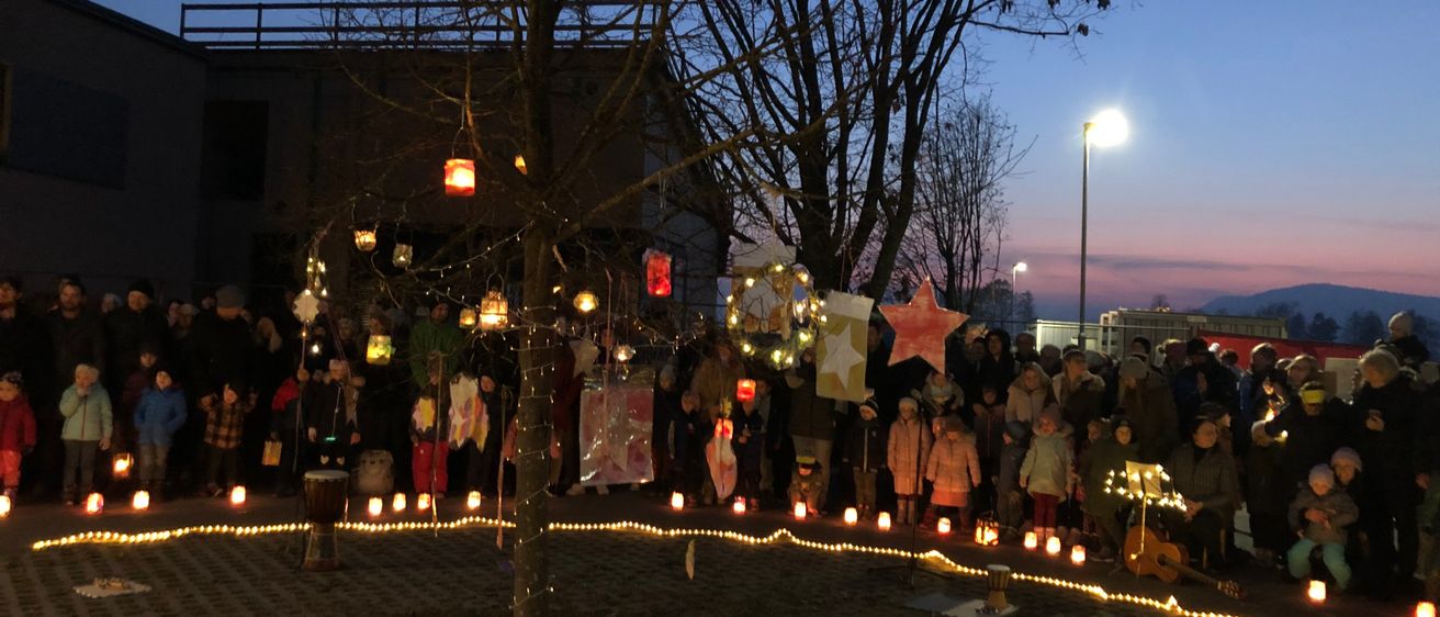 Bild enthält, Vigil, Person, Lighting, Urban