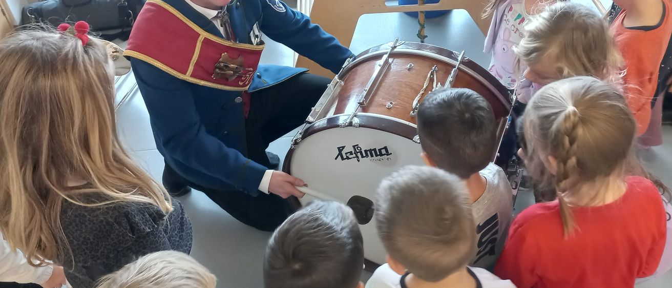 Bild enthält, People, Person, Child, Female, Girl, Boy, Male, Hat, Face, Musician