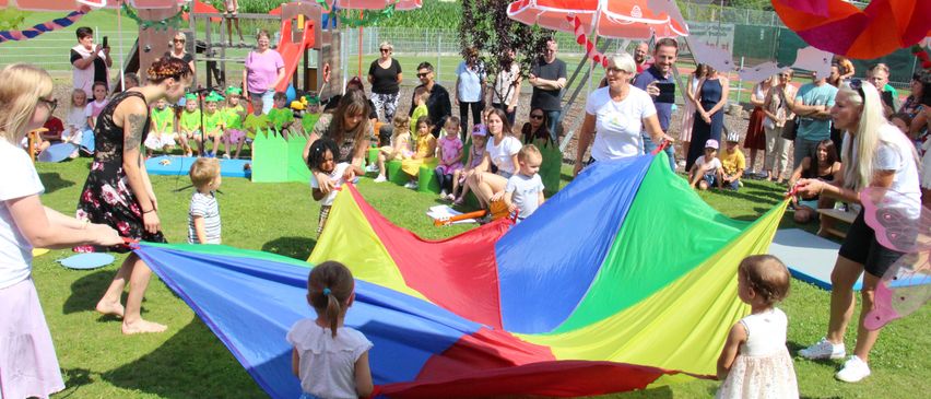Bild enthält, Grass, Shoe, Child, Female, Girl, Person, Handbag, Park, Glasses, Man