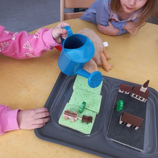 Bild enthält, Birthday Cake, Cream, Child, Female, Girl, Person, Dining Table, Table, Icing, Baby